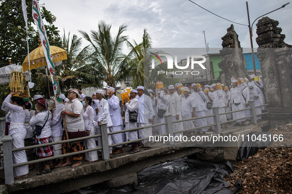 Indonesian Hindu devotees are parading and bringing offerings during a cleansing ceremony called 'Melasti' at a beach in Cilincing, Jakarta,...
