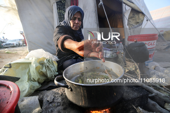 A Palestinian woman is preparing an ''iftar'' meal, the breaking of the fast, on the ninth day of the Muslim holy fasting month of Ramadan,...