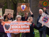 Dozens of climate activists from the Last Generation group are protesting over a police house search for one of their activists in Cologne,...