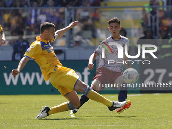 Luca Mazzitelli of Frosinone is kicking the ball past Kacper Urbanski of Bologna during the Serie A soccer match between SSC Frosinone Calci...