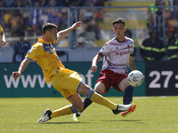 Luca Mazzitelli of Frosinone is kicking the ball past Kacper Urbanski of Bologna during the Serie A soccer match between SSC Frosinone Calci...
