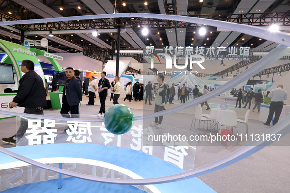 People are visiting the exhibition area of the first Jinjiang Scientific and Technological Achievements Transformation Docking Fair at the J...