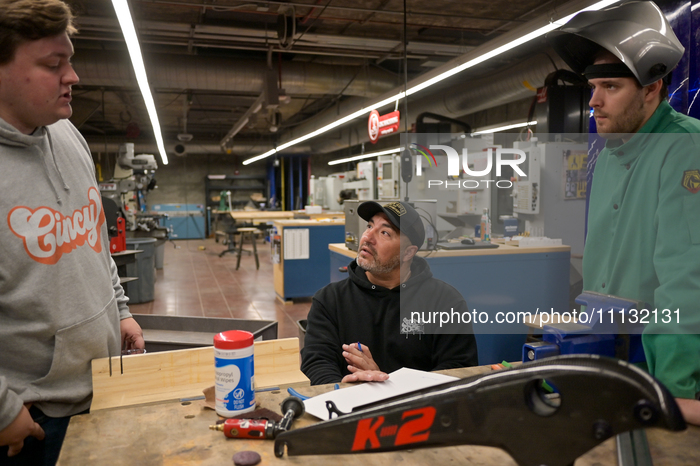 Disabled Army Veteran Working With Engineering Students At The University Of Cincinnati.
