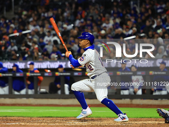 Francisco Lindor #12 of the New York Mets is batting during the sixth inning of the baseball game against the St. Louis Cardinals at Citi Fi...