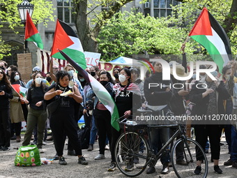 University of Chicago Police in riot gear are quelling pro-Israel and pro-Palestine protesters and forming a barrier after reports of clashe...