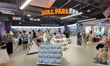 Visitors are visiting Bailian ZX, China's first large-scale Two-dimensional cultural mall,...