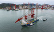 A high-horsepower tugboat pulls the fourth-generation offshore wind power construction pla...