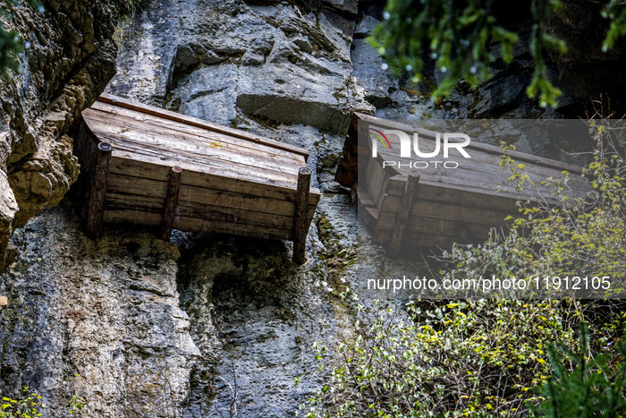 Shimen Hanging Coffin