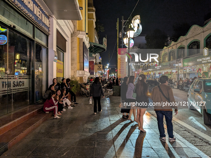 Lively Hanoi Nightlife With Ice Cream