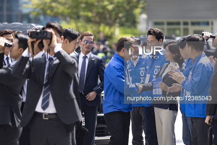 Lee Jae-myung Campaigns Behind Bulletproof Glass Amid Mounting Threats