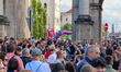 A dense crowd of festivalgoers gathers under the Siegestor arch during the Zamanand Festiv...