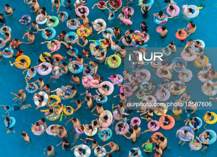 Tourists Enjoy Coolness in Huai 'an