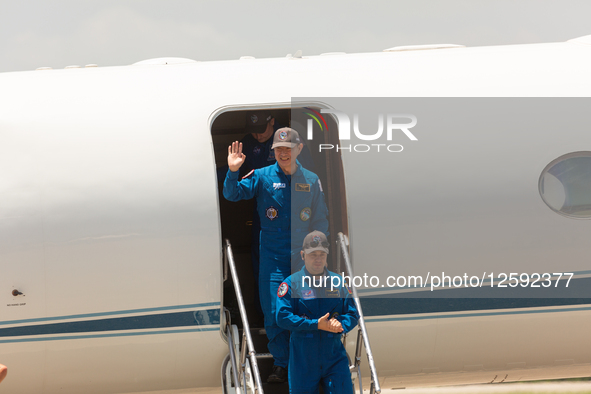 Pilot Mike Fincke (NASA) and Mission Specialist Kimiya Yui (JAXA) arrive at the Kennedy Space Center. The Crew 11 mission is set to launch t...
