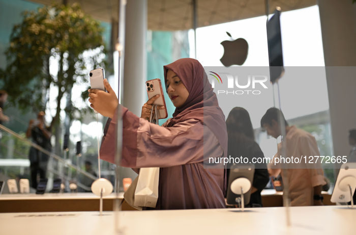 Consumers Flock To Apple BKC As IPhone 17 Hits Stores In India