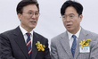 From left, Prime Minister Kim Min-seok and Employment and Labor Minister Kim Young-hoon sh...