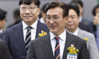 Prime Minister Kim Min-seok (center) enters the venue of the 2025 Restart Job Fair at Gwan...