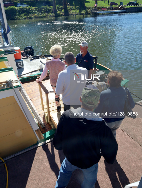 Visitors line up to tour the Seneca Chief during its stop in Lyons, United States, on a journey from Buffalo to New York City. The period re...