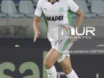 Jay Idzes of US Sassuolo plays the ball during the Hellas Verona FC vs US Sassuolo, 6th Serie A Enilive 2025-26 game at Marcantonio Bentegod... by Davide Casentini/NurPhoto