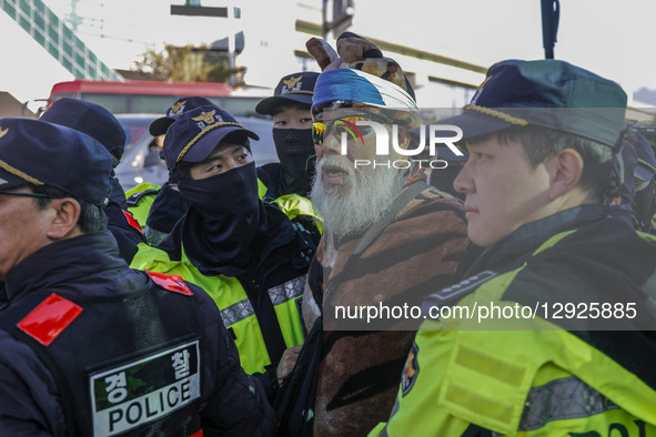 In Gimhae, South Korea, on October 30, 2025, South Korean police stop a Chinese denounce and pro-U.S. protesters shout their slogans near Gi... by Seung-il Ryu/NurPhoto