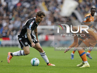 Alessandro Zanoli of Udinese plays against Nicola Zalewski of Atalanta during the 2026 Italian Serie A ENILIVE 2025/26 football match betwee... by Mattia Radoni/NurPhoto