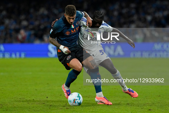Assane Diao of Como 1930 competes for the ball with Giovanni Di Lorenzo of SSC Napoli during the Serie A match between SSC Napoli and Como 1... by Franco Romano/NurPhoto