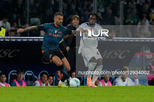 Jayden Addai of Como 1931 competes for the ball with Leonardo Spinazzola of SSC Napoli during the Serie A match between SSC Napoli and Como... by Franco Romano/NurPhoto