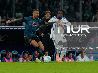 Jayden Addai of Como 1931 competes for the ball with Leonardo Spinazzola of SSC Napoli during the Serie A match between SSC Napoli and Como... by Franco Romano/NurPhoto