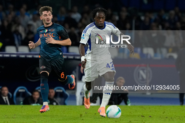 Jayden Addai of Como 1931 competes for the ball with Billy Gilmour of SSC Napoli during the Serie A match between SSC Napoli and Como 1908 a... by Franco Romano/NurPhoto