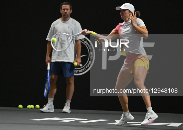 RIYADH, SAUDI ARABIA – NOVEMBER 4, 2025:
Iga Swiatek of Poland during a trainning under the watch of coach Wim Fissette and sports psycholog... by Artur Widak/NurPhoto