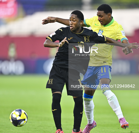 KAYKE of Brazil and Mike ARANA of Honduras are in action during the FIFA U-17 World Cup Qatar 2025 Group H match between Brazil and Honduras... by Noushad Thekkayil/NurPhoto