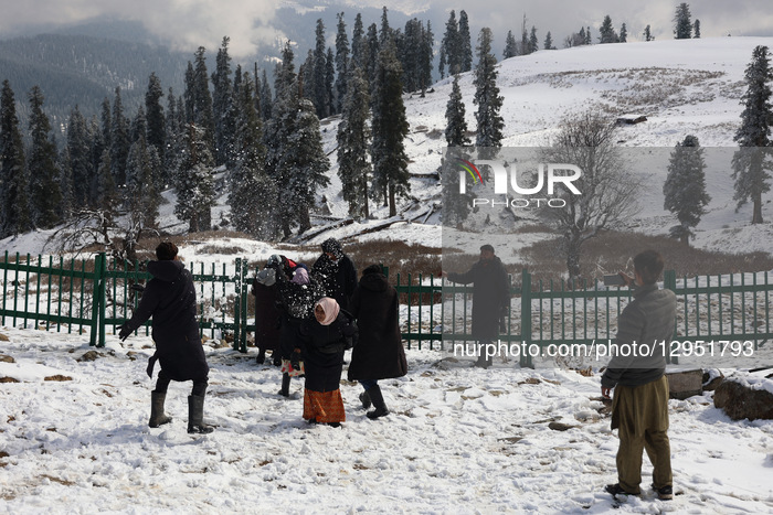 Seasons First Snowfall In Kashmir