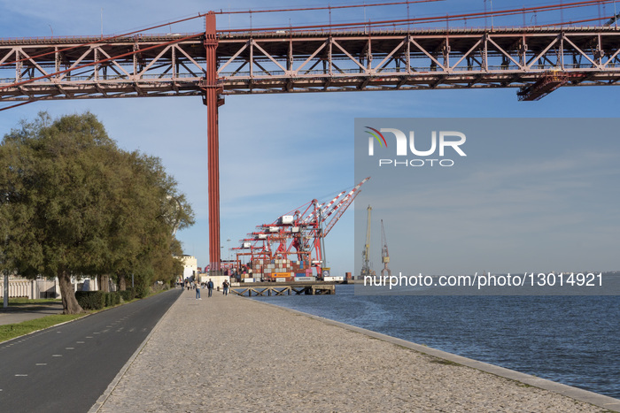 WCI Steady At USD 1,852 As Container Markets Split Between Asia–Europe Gains And Transpacific Declines