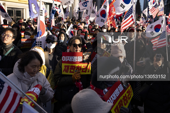 Conservatives Rally Outside PPP HQ Supporting Yoon Suk-yeol
