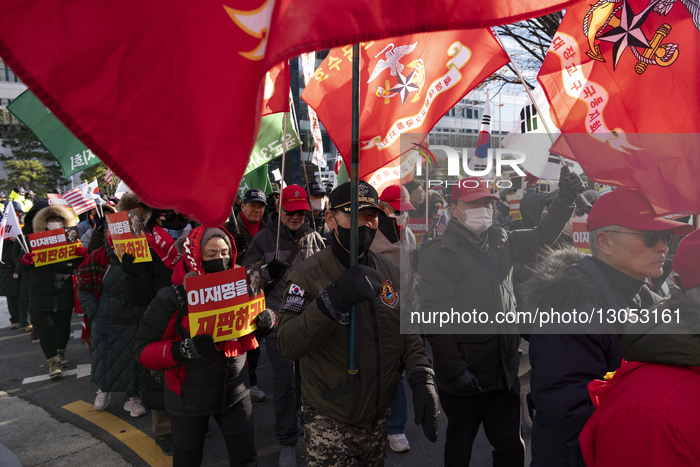 Conservatives Rally Outside PPP HQ Supporting Yoon Suk-yeol