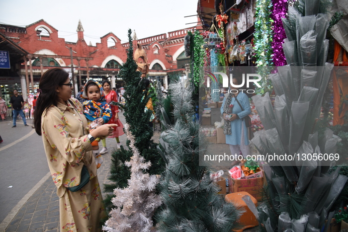 Preparing For Christmas Eve In India