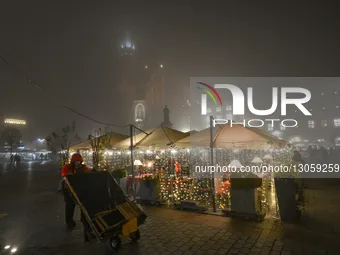 KRAKOW, POLAND – DECEMBER 4:
A view of Krakow’s Main Market Square amid dense afternoon fog, in Krakow, Poland, on December 4, 2025.  by Artur Widak/NurPhoto