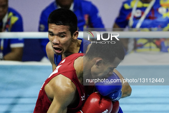 Thanarat Saengphet of Thailand competes against Flint Jara of the Philippines during the Men's bantamweight 54kg finals - Gold medal boxing... by Anusak Laowilas/NurPhoto