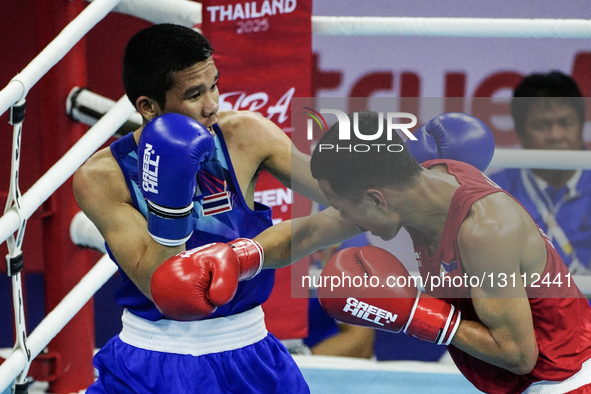Thanarat Saengphet of Thailand competes against Flint Jara of the Philippines during the Men's bantamweight 54kg finals - Gold medal boxing... by Anusak Laowilas/NurPhoto