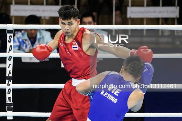 Weerapon Jongjoho of Thailand competes against Bui Phuoc Tung of Vietnam during the Men's middleweight 75kg finals - Gold medal boxing match... by Anusak Laowilas/NurPhoto