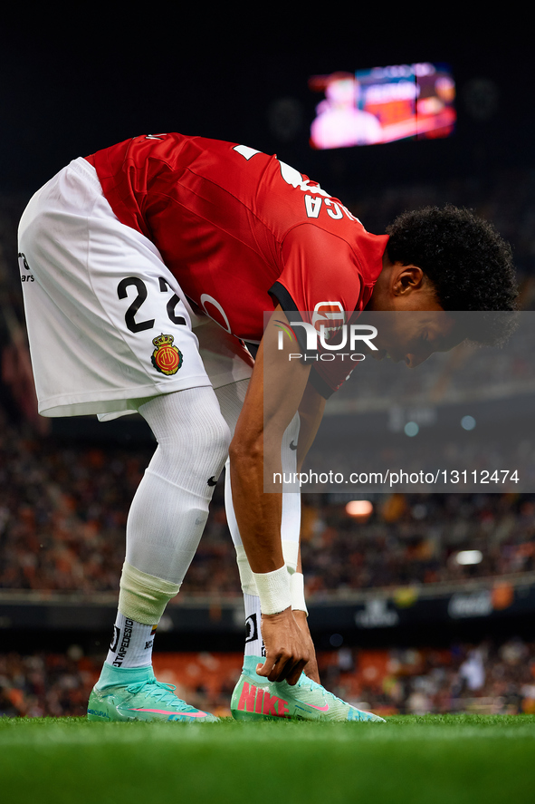 Johan Mojica of RCD Mallorca ties his boot before the LaLiga EA Sports match between Valencia CF and RCD Mallorca at Mestalla stadium in Val... by David Aliaga/NurPhoto