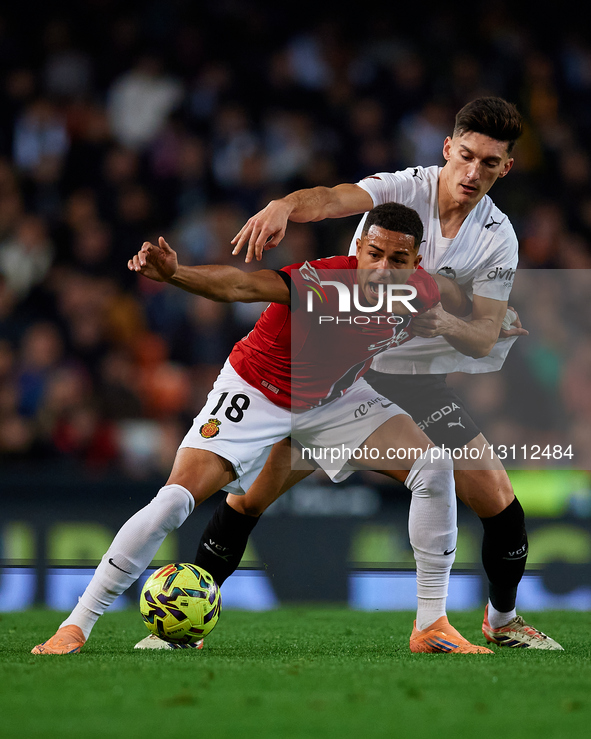 Mateo Joseph of RCD Mallorca competes for the ball with Pepelu of Valencia CF during the LaLiga EA Sports match between Valencia CF and RCD... by David Aliaga/NurPhoto