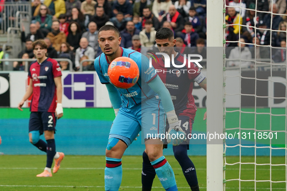 Elia Caprile (#25 Cagliari Calcio) plays during the Serie A TIM match between Cagliari Calcio and Pisa SC in Italy on December 21, 2025.  by Alessandro Tocco/NurPhoto