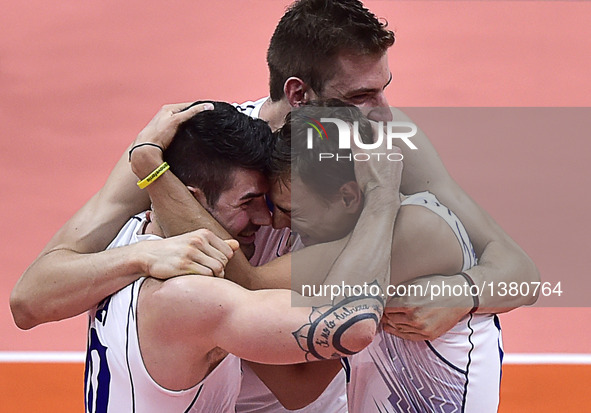 Players of Italy celebrate scoring against the United States of America during the men's volleyball preliminary match at the 2016 Rio Olympi...
