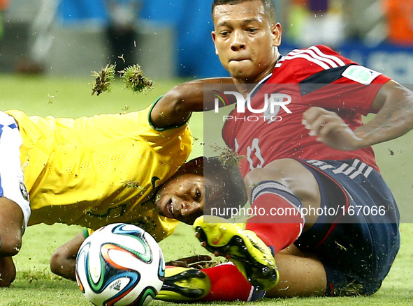 (140704) -- FORTALEZA, July 4, 2014 () -- Brazil's Fernandinho vies with Colombia's Freddy Guarin during a quarter-finals match between Braz...