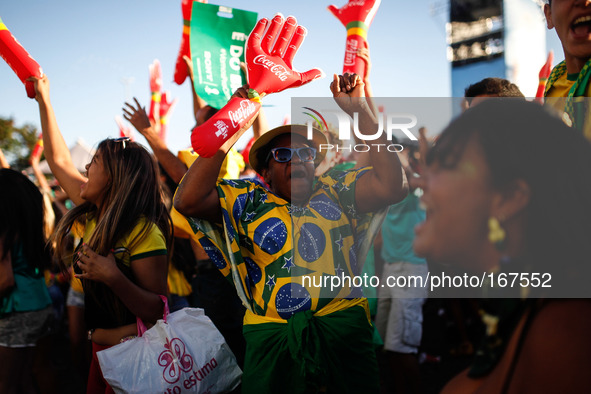 (140704) -- BRASILIA, July 4, 2014 () -- Brazil's fans react while watching a televised quarter-finals match between Brazil and Colombia of...
