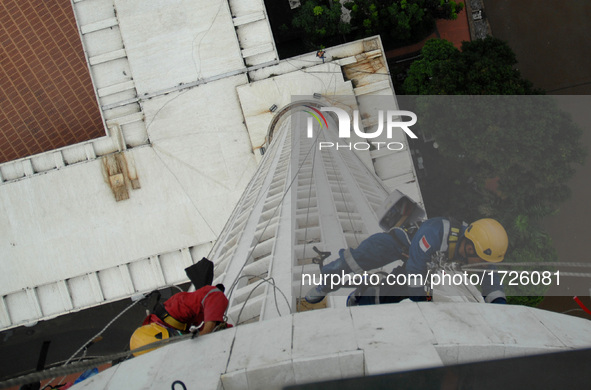 Groups of nature l from various organizations clean up the sound tower southeast asia's largest Istiqlal Mosque on February 14, 2017. The fi...
