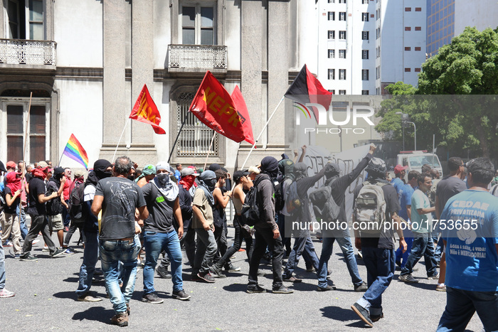 Protests in Rio de Janeiro has violence and damage to Carnival structures