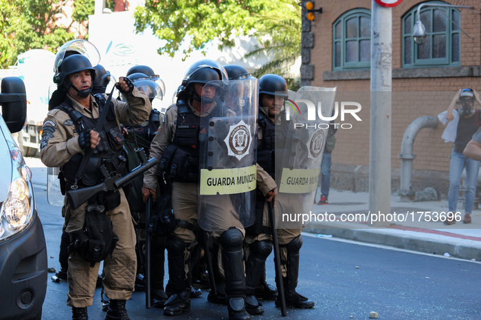 Protests in Rio de Janeiro has violence and damage to Carnival structures