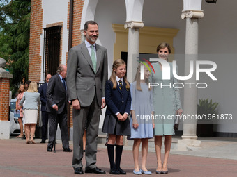 King Felipe VI of Spain, Princess Sofia of Spain, Princess Leonor of Spain and Queen Letizia of Spain pose for the photographers after the F...