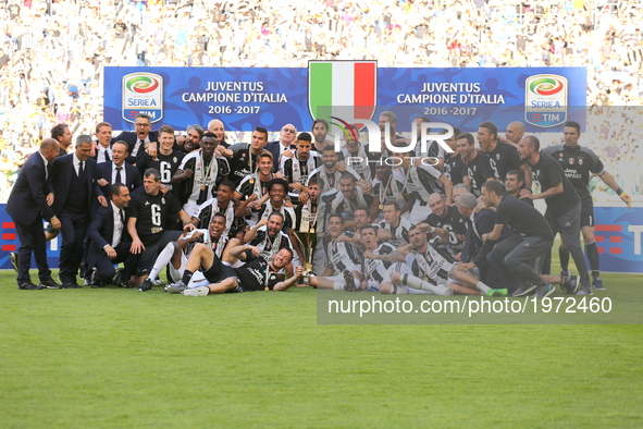 Juventus players celebrate the victory of the italian championship 2016/17 after the Serie A football match between Juventus FC and FC Croto...